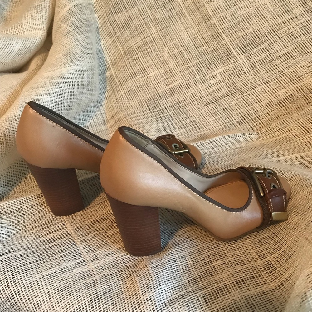Stylish Spectator Pump - Picture 4 of 5